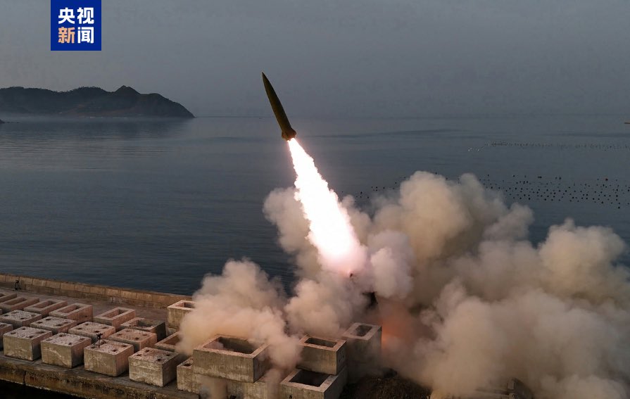 ShanghaiEye's tweet image. #NorthKorea’s leader #KimJongUn observes the launch of five tactical ballistic missiles Sunday aimed to test warheads with cluster munitions.