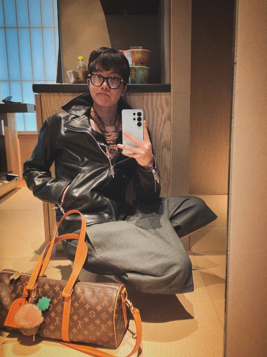 sweetkthland's tweet image. — ¡Actualización de j-hope (•uarmyhope•) en Instagram! 📸

🐿️: BTS WORLD TOUR 'ARIRANG'. TOKYO
🎵: BTS • Into the sun 
📍: Tokyo Dome

↓ (1/3)

#JHOPE #HOSEOK #uarmyhope