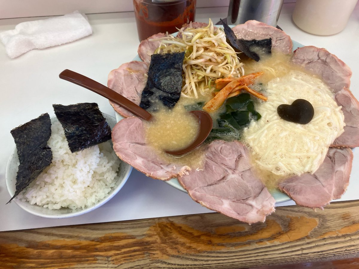 alien_tentyo's tweet photo. 壱発ラーメン福生店🍜

朝10時からやってるのありがたや🙏

ネギとろ味噌チャーシュメン！！
ライスもつけて朝からガッツリやでー🍜

と思ったらボリューム多くて苦しい…

ラーメン…とろろという個性(オリジナル)！

ごちそう様でした😋🍜 https://t.co/na9CkunLbu