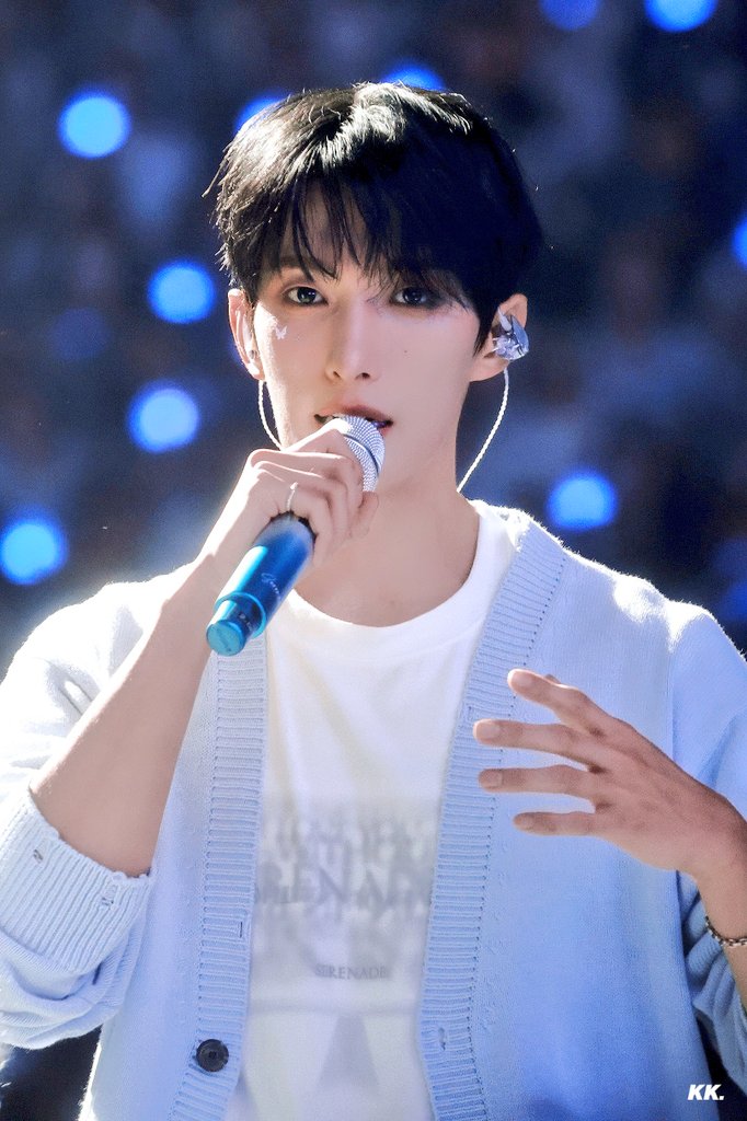 TAOWsusieQ's tweet image. 0.5 초쯤 F2 1열 앞으로 노래하며 지나가던 선배 모습과 가장 유사. 
손목이 너무 얇으신 거야 #DK #도겸