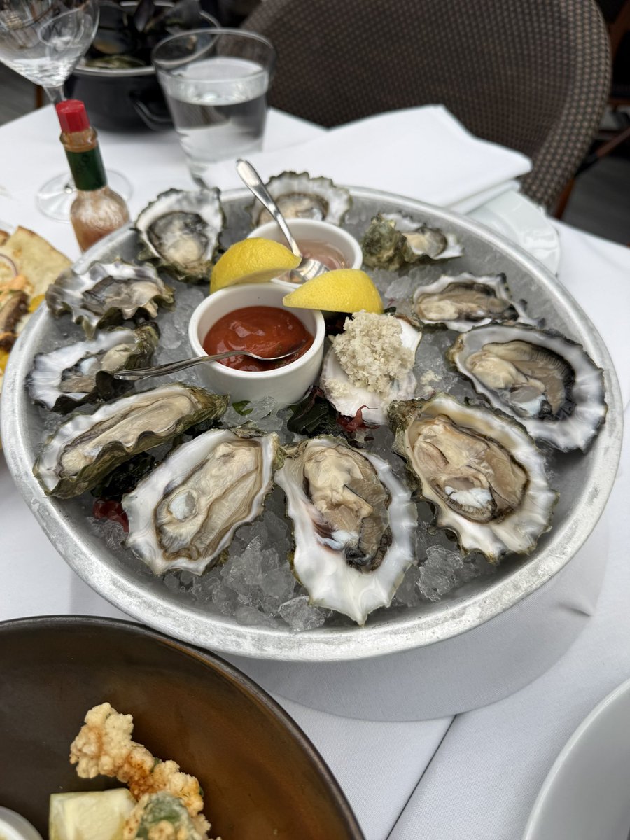 SteveKubota's tweet photo. @Glowbal_Group happy hour nibbles last night
We had a Napa Valley Ribolla Gialla, Tre from @CasaBrancaia and a young Nebbiolo from Barolo Wine Group. #kubbyloveswine #kubbywine #happyhour #kubbyeats https://t.co/kEigolA9mL
