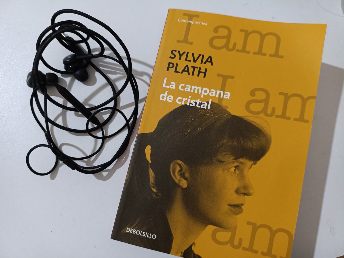 AAAABRAT's tweet image. #currentlyreading me faltan los puchos nomas