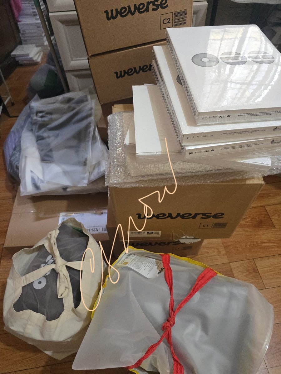 csnowkshop's tweet photo. Hello~ I just got back home, let me sort out first all boxes, merchs and pasabuys that are now onhand.
I'll be sending arrival notices within the week. I'll also reply to dms on my free time. Thank you! ππ
#csnowupdates https://t.co/jqjhCFg5KH