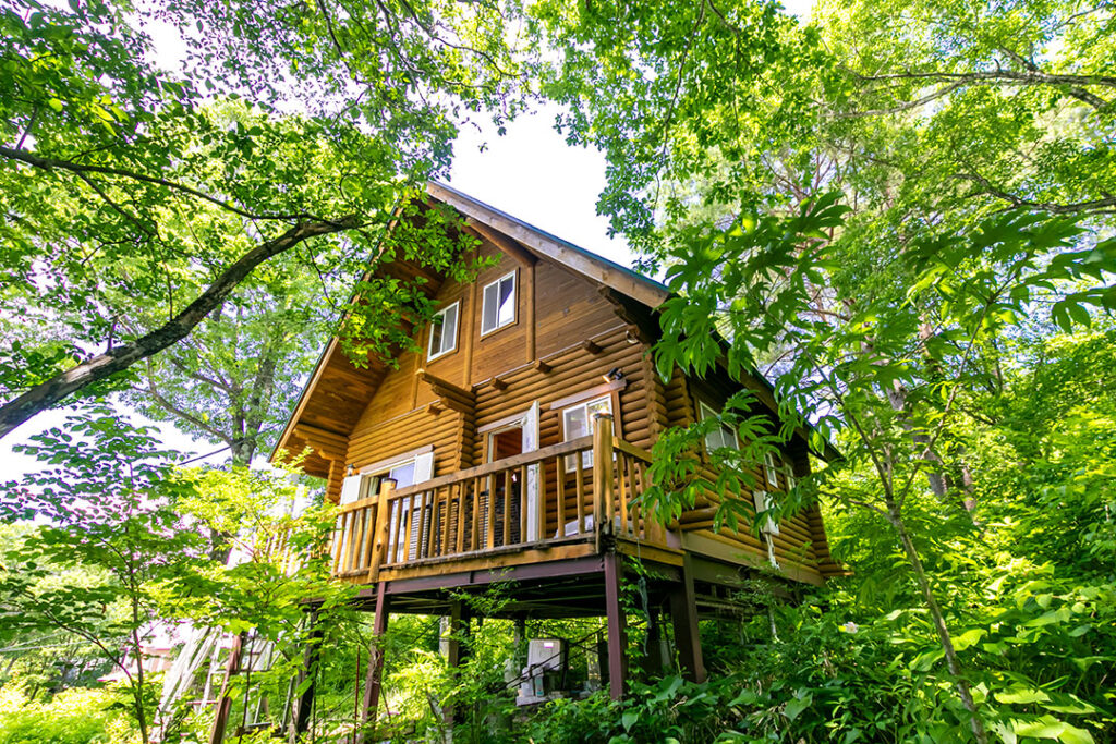 SmlEstate's tweet image. 岐阜県郡上市高鷲町　明野高原別荘地に建つ緑に囲まれたログハウス  sml-estate.com/?p=15233 #BBQ #スキー場 #セカンドハウス #ログハウス #中古戸建 #別荘