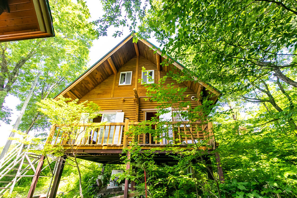 SmlEstate's tweet image. 岐阜県郡上市高鷲町　明野高原別荘地に建つ緑に囲まれたログハウス  sml-estate.com/?p=15233 #BBQ #スキー場 #セカンドハウス #ログハウス #中古戸建 #別荘