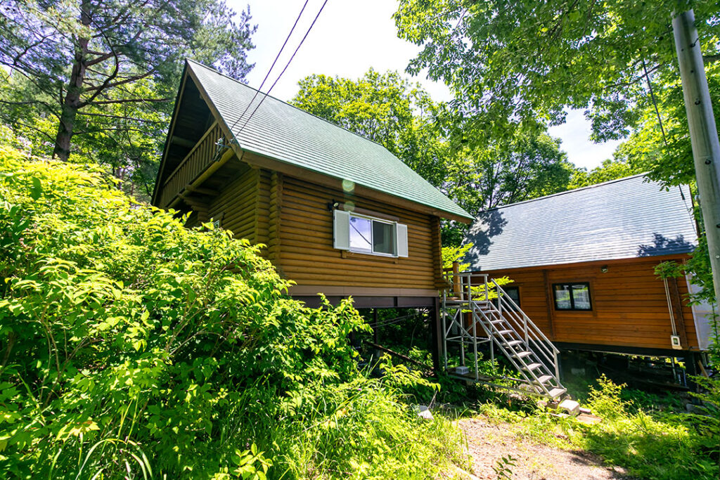 SmlEstate's tweet image. 岐阜県郡上市高鷲町　明野高原別荘地に建つ緑に囲まれたログハウス  sml-estate.com/?p=15233 #BBQ #スキー場 #セカンドハウス #ログハウス #中古戸建 #別荘