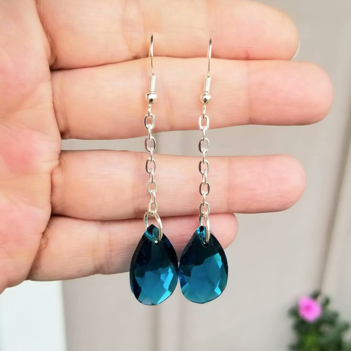 TrendingNowGift's tweet image. Large Peacock Blue Crystal Dangle Earrings #jewelry #earrings #crystalearrings #dangleearrings #retroearrings #handmadejewelry #handmadeearrings #giftforher #fashion #statementearrings #style #silverearrings #etsy

 etsy.me/4tpXDZ6 via @Etsy