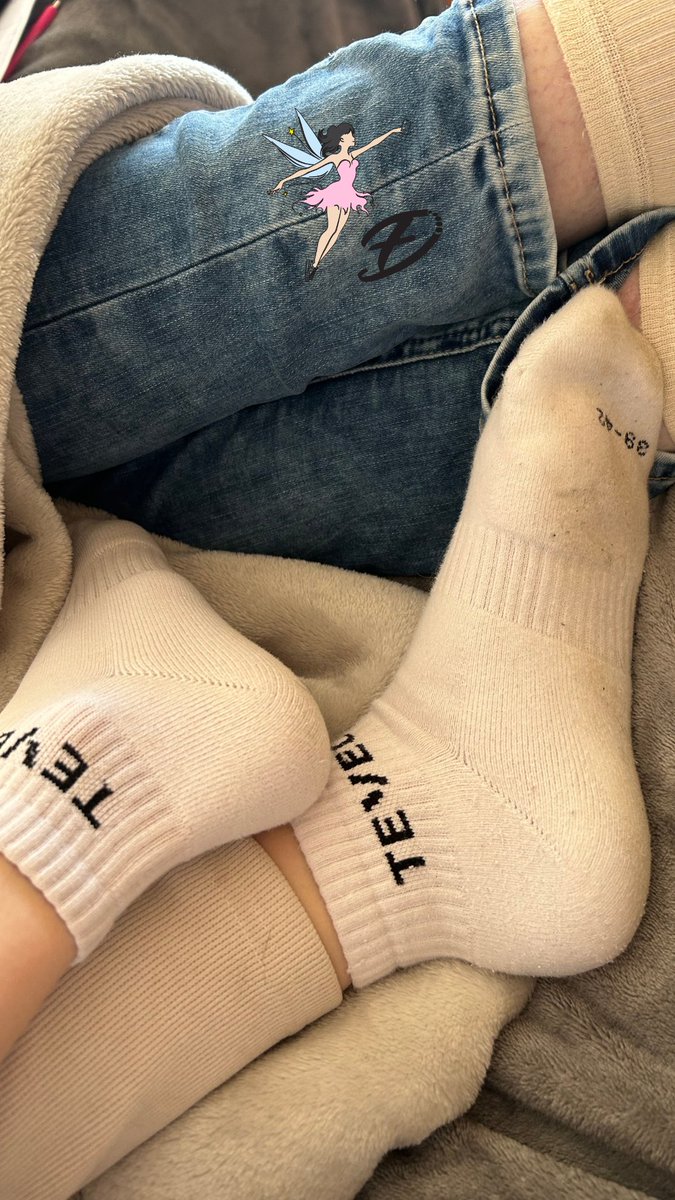 fairy_diary_com's tweet photo. Selina chilled at home on the couch today wearing her white Teveo socks. Our fit gym girl definitely deserved her rest day. We hope you all had a relaxing Sunday too 😘 #fairydiary #fairy #diary #sockmodel #feetmodel #germansocks #germanfeet #germangirl #Teveo #Teveosocks #socklovers