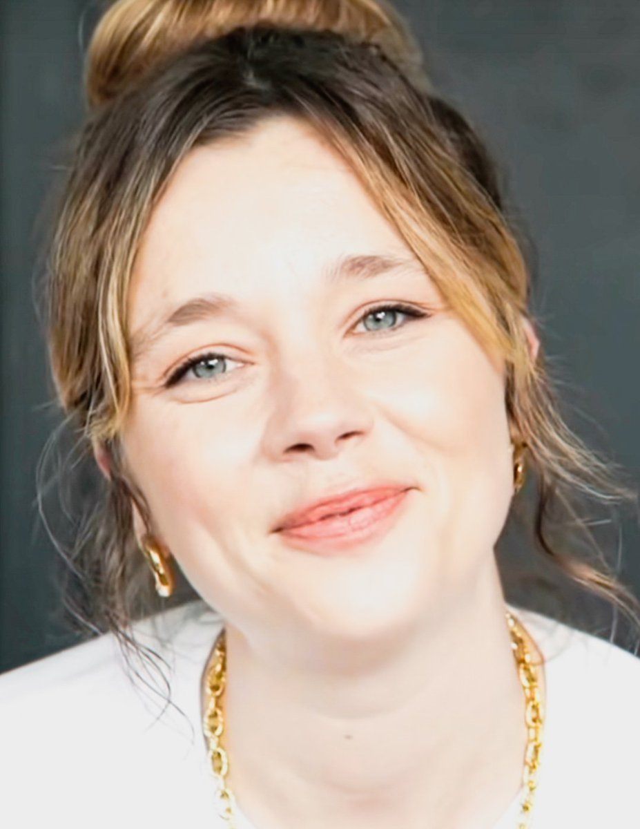 alwaysphiloise's tweet photo. sus ojos, su nariz, su sonrisa, SU CARA MISMA por favor que preciosa ✨️💘 https://t.co/f53rmTcbCZ