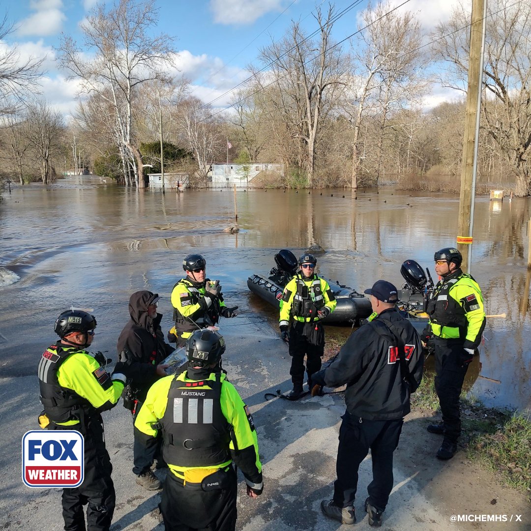 foxweather's tweet image. SURVEYING THE DAMAGE 🛟: First responders have been busy in Michigan amid a constant flood threat as waters continue to rise, with 65 structures damaged so far.

#Michigan #Rescue #Flooding #Rain #FOXWeather
