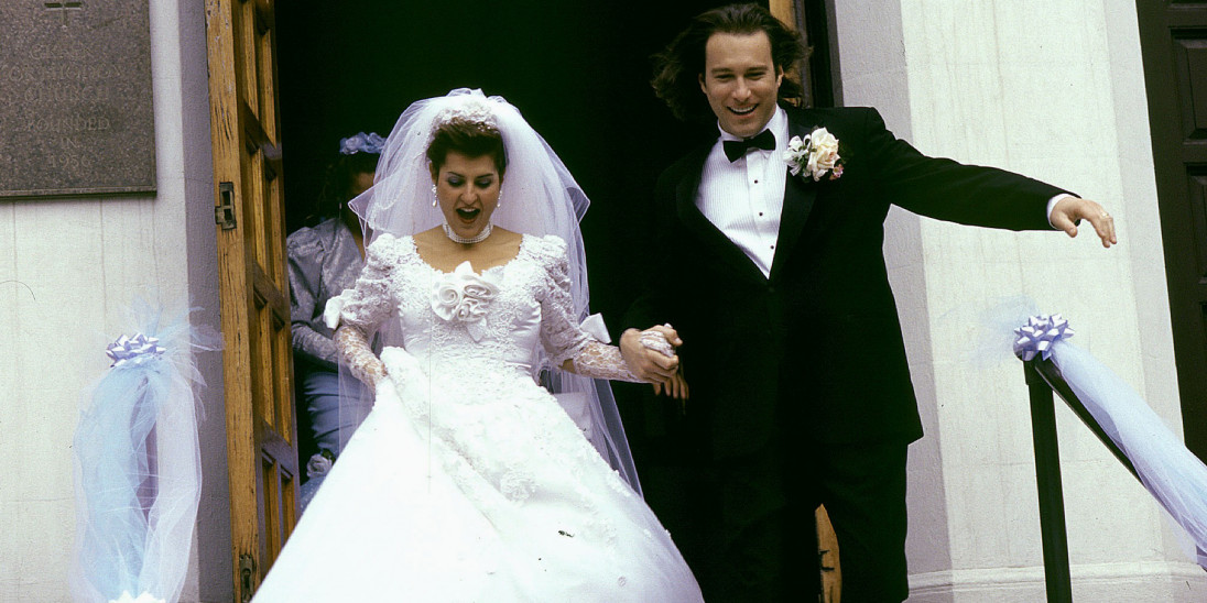 the story of "my big fat greek wedding" (2002) is one of my favorites so here's a thread on how this indie film became one of the highest grossing rom-coms of all time: