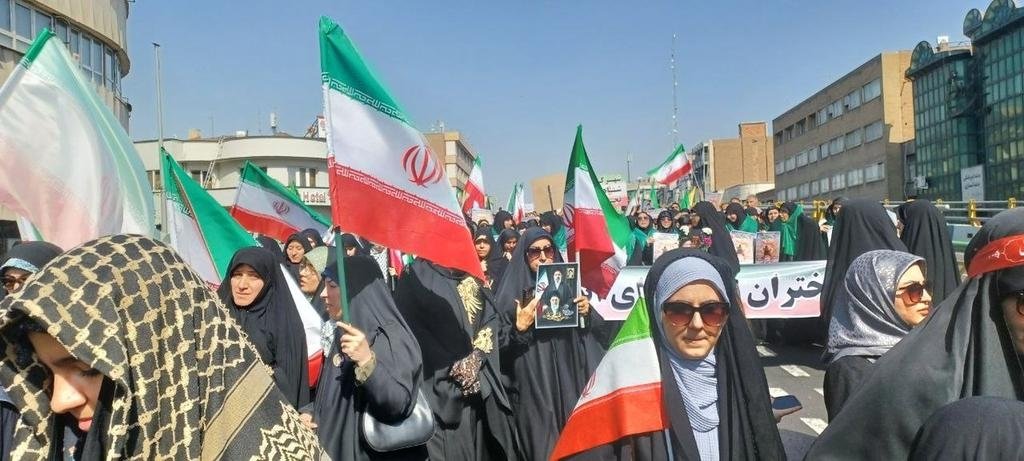 تشییع نمادین نوزادان شهید توسط دختران نوجوان تهرانی در رزمایش و اجتماع بزرگ دختران جانفدای ایران

 تهران، جمعه ۲۸ فروردین‌ماه ۱۴۰۵
#دختران_جانفدای_ایران
#پرچمداران_انقلاب