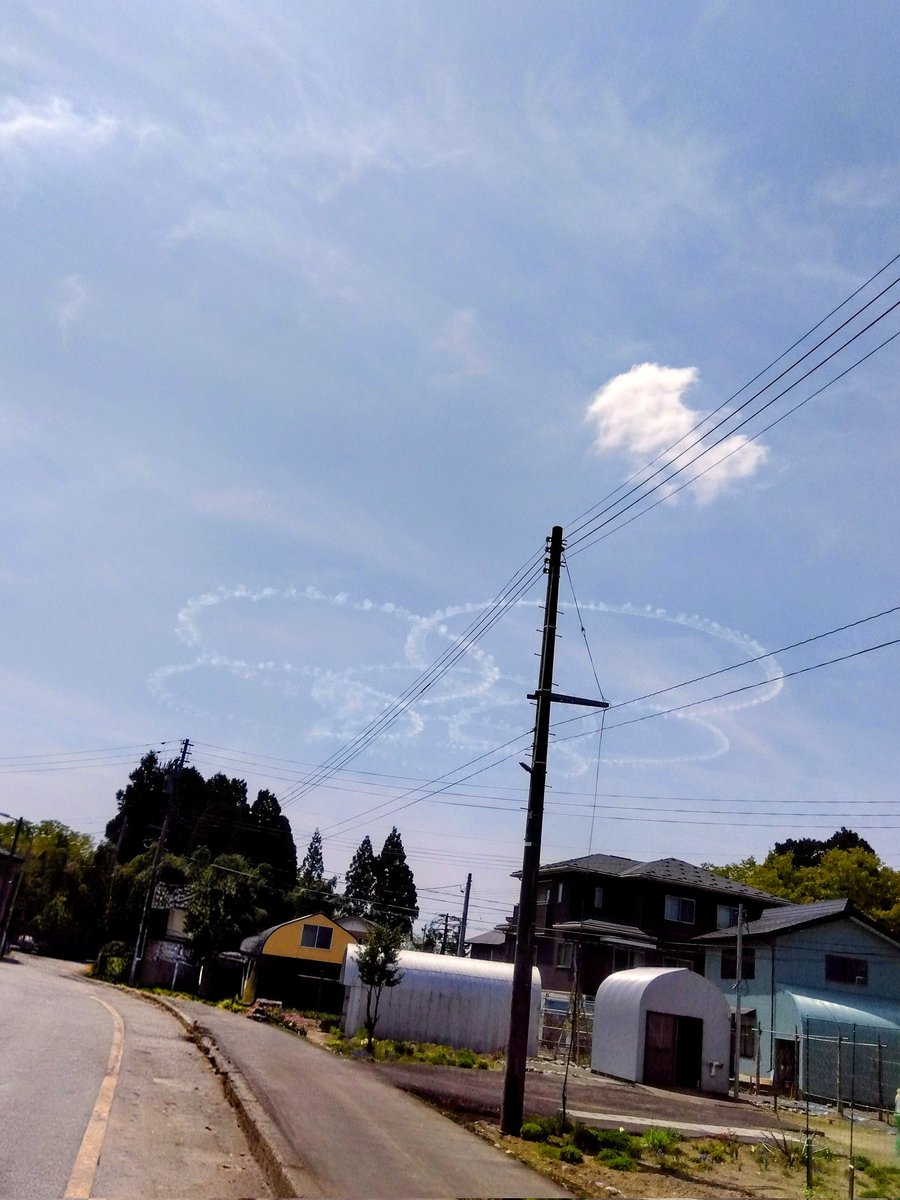 昨日ブルーインパルスの飛行を見にいきました。滝谷駅近くの民家の側です。編隊で近づいたと思ったらはるか遠くで見えなくなり、音がした方を見たら近づいていました。ハートや五輪の輪や、雲になってきれいでした。