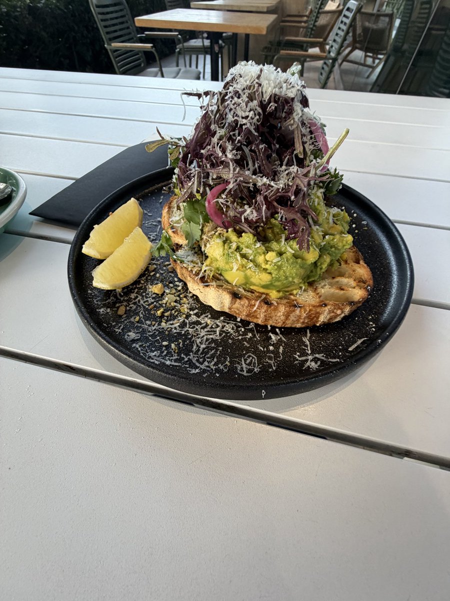 dailyju5tin's tweet image. Avo on toast .. breakfast before breakfast work #nomnom