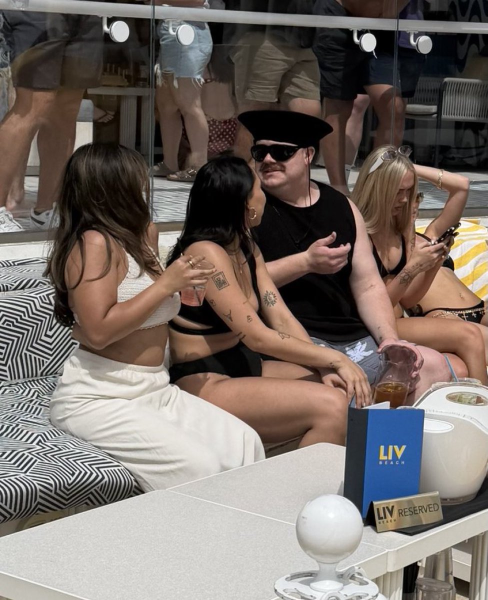 Viva La Stool tweet media