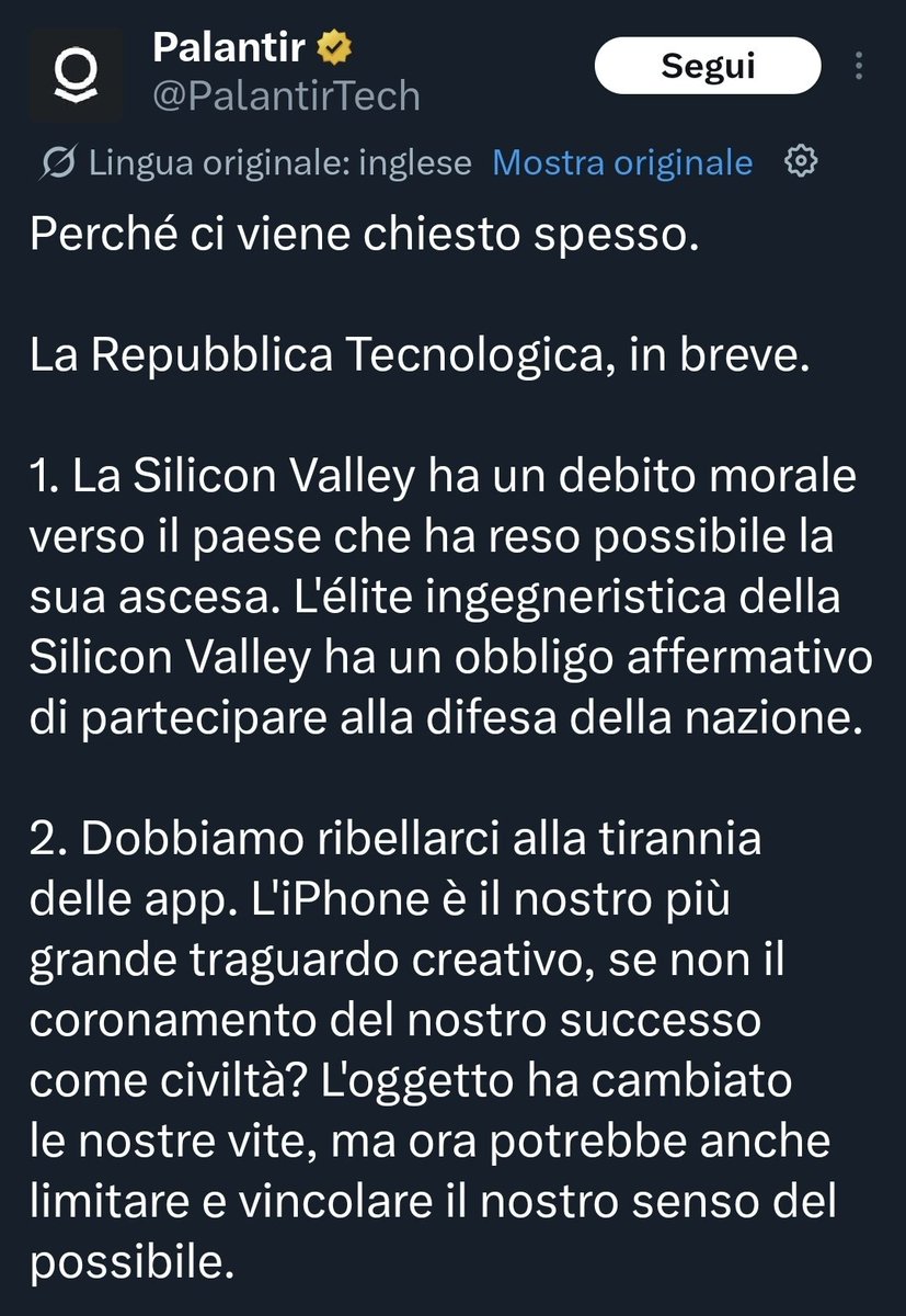 franzrusso's tweet photo. Il post di Palantir qui su X ha totalizzato, in appena 24 ore, oltre 15 milioni di visualizzazioni. Un post con link di un account aziendale con oltre 390 mila follower.

E questo dato ci dice molto, in maniera chiara, su come lavora l'algoritmo di X che spinge un contenuto, evidentemente, polarizzante e che ha al suo interno uno schema di valori largamente condiviso dal proprietario di questa piattaforma e da molti degli utenti. 

Per dare un'idea più chiara, sulla pagina LinkedIn dell'azienda, con oltre 630 mila follower, il post è stato pubblicato nel formato articolo, ottenendo 287 like e 21 commenti. 

Su X i follower sono oltre 390 mila ma le visualizzazioni sono più di 15 milioni e i commenti oltre 4 mila.

Aggiungo che risultati come questi non sono alla portata di qualsiasi azienda, figurarsi poi con link che renderebbe il contenuto invisibile alla quasi totalità dei follower. 

Su quindi X non conta solo quanti follower ha un account, conta anche  quanto il tuo contenuto è allineato con la visione del proprietario della piattaforma. Stiamo parlando di un testo che difende l'Occidente, critica il pluralismo "vacuo", abbraccia l'AI militare come imperativo morale e quasi elogia Musk per le sue "grandi narrazioni".

È esattamente il tipo di contenuto che l'algoritmo di X spinge, amplifica e distribuisce ben oltre la community di un account. 

Il post in questione quindi non è caduto nelle maglie strette dell'algoritmo. Anzi, l'algoritmo lo ha premiato e portato in alto. Risultato che sarebbe stato impossibile a chiunque, specie a chi magari avesse voluto avanzare una critica al proprietario della piattaforma