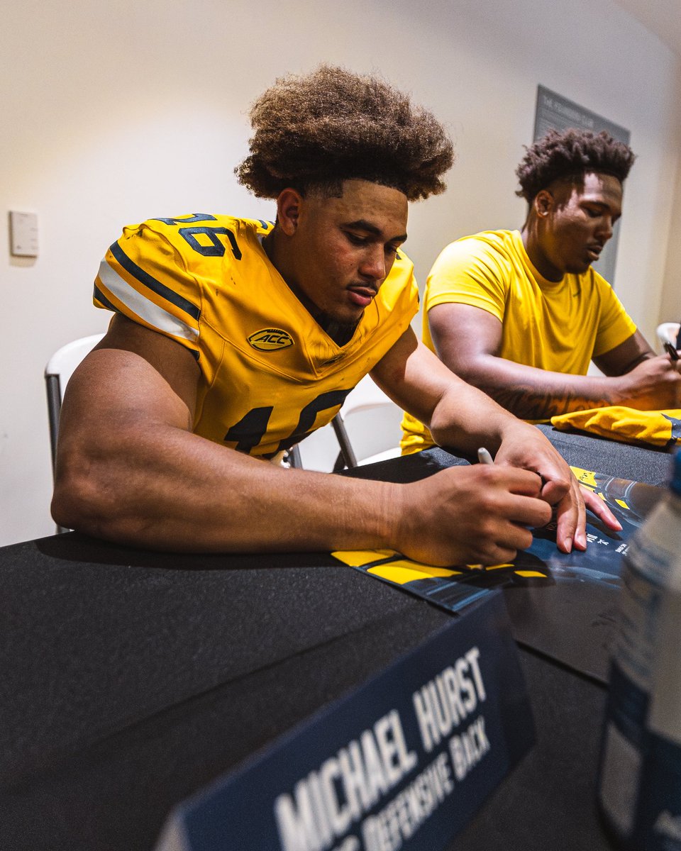 CalFootball's tweet image. It’s all love for our #CalFamily 🐻

Thank you for showing up and showing out!

#GoBears