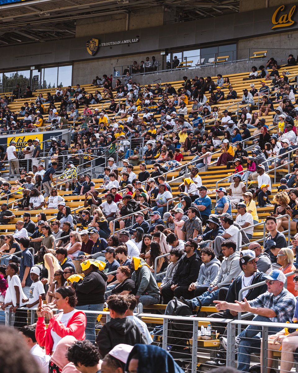 CalFootball's tweet image. It’s all love for our #CalFamily 🐻

Thank you for showing up and showing out!

#GoBears