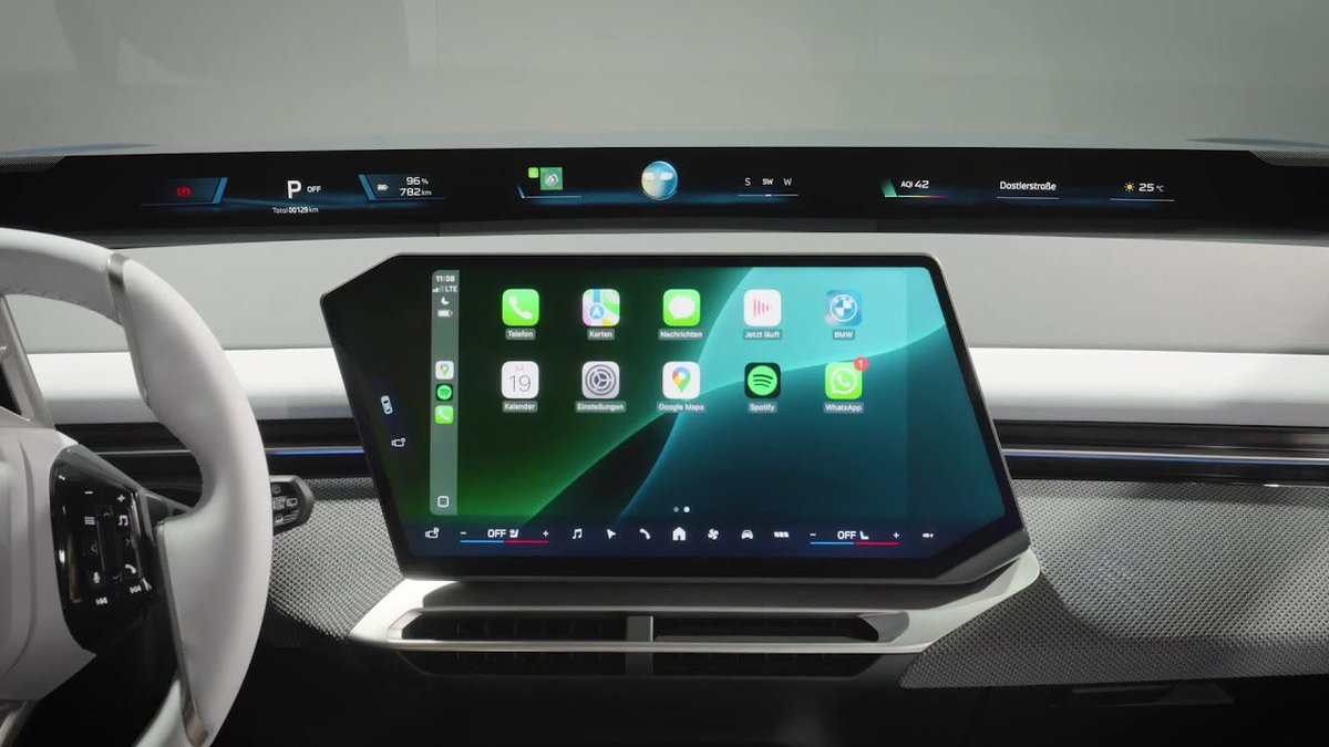 TheRealSaus's tweet photo. @EddyKamps @niccruzpatane No it's Android Auto. This is CarPlay. https://t.co/20eAx71c3D