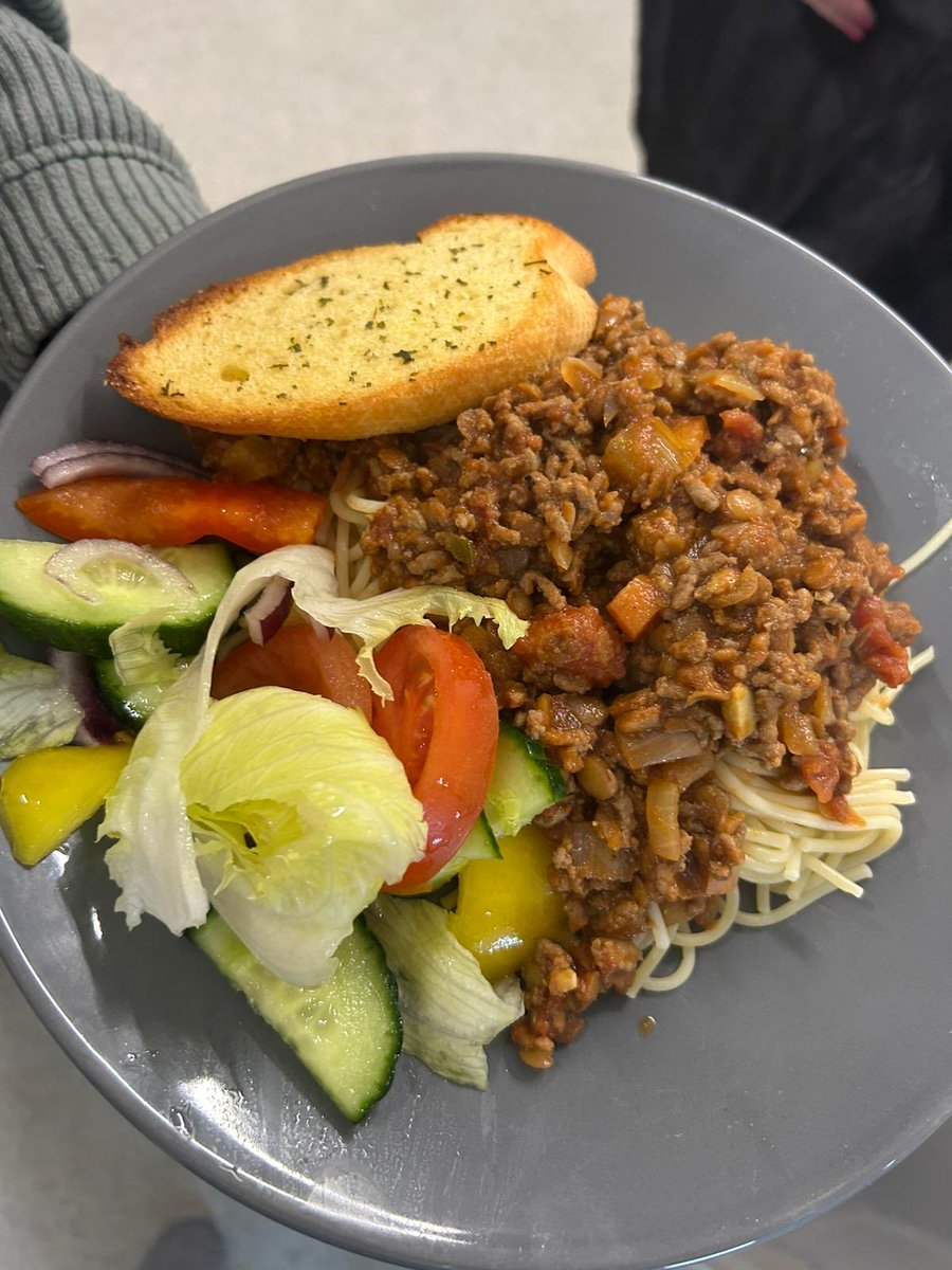 thechocolaterun's tweet photo. Our fabulous Emerald Team hosted tonight’s drop-in, serving our guests with a delicious Spaghetti Bolognaise with Garlic Bread &amp; Salad followed by Rice Pudding with Jam. All left with hot take-aways, cheese/ham rolls + crisps 😋 https://t.co/QvhW6H8ZSa
