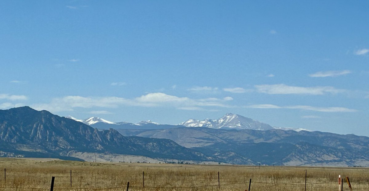 Amyinthe303's tweet photo. Went for a drive today- chasing away Sunday Scaries with sunshine and blue skies! ☀️🩵  #LongsPeak https://t.co/JxWbdQxuKD