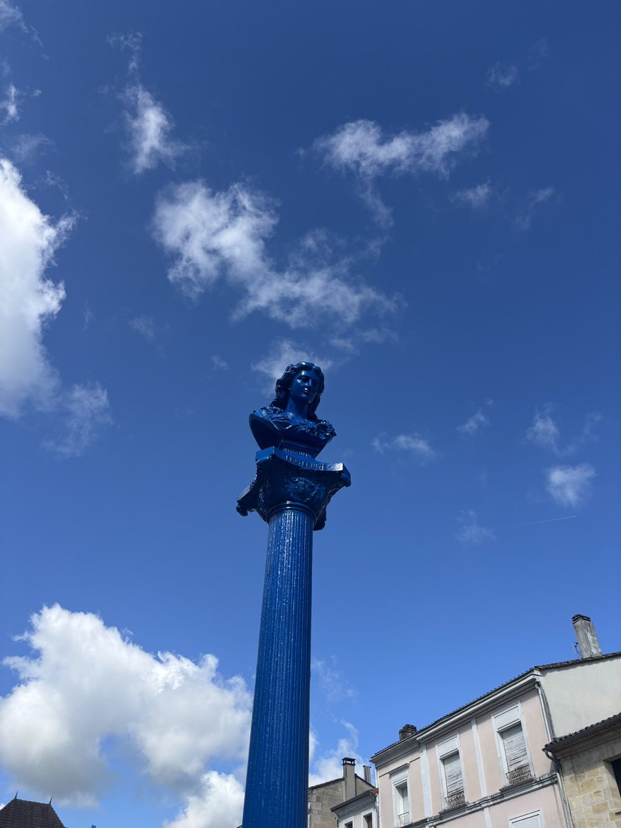 PierreMarceteau's tweet image. Hier matin, au marché, il y avait comme un petit air de redécouverte ✨

#Marché #VieLocale #Patrimoine #Marianne #Redécouverte #Village #PlaceDuVillage #Mémoire #CultureLocale #AvantAprès #Renouveau #FiertéLocale