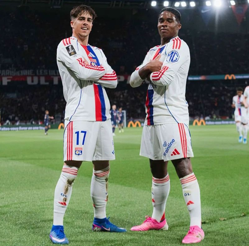 PremierBetCM's tweet image. 🚨  Le PSG s'incline 2-1 face à Lyon et n'a plus qu'𝟭 𝗣𝗢𝗜𝗡𝗧 𝗗'𝗔𝗩𝗔𝗡𝗖𝗘 sur Lens ! 🤯❌

Bravo aux Lyonnais qui prennent la 𝟯𝗲̀𝗺𝗲 𝗽𝗹𝗮𝗰𝗲 de la Ligue 1 ! 👏

#PremierBetCM #Ligue1 #PSGOL