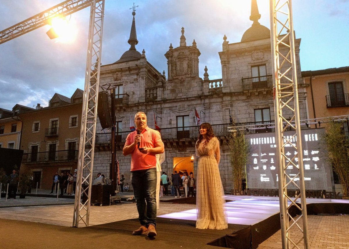 AytoPonferrada's tweet image. La II Semana de la #Moda de #Ponferrada ha llegado a su fin con una jornada a la altura de todo lo vivido esta semana. Una plaza del Ayuntamiento repleta de un público entregado ante las propuestas de La Boutique de Pas, Leyretta,Tejidos Olga,L'Atelier Vintage y Aniano hombre🛍️✨