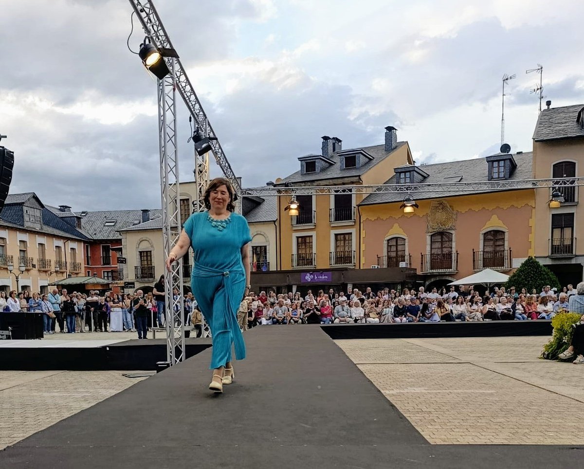 AytoPonferrada's tweet image. La II Semana de la #Moda de #Ponferrada ha llegado a su fin con una jornada a la altura de todo lo vivido esta semana. Una plaza del Ayuntamiento repleta de un público entregado ante las propuestas de La Boutique de Pas, Leyretta,Tejidos Olga,L'Atelier Vintage y Aniano hombre🛍️✨