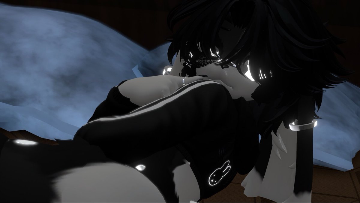 Meshuen's tweet image. Wanna watch angry birds 2? 

#vrchat #furry #bunny #bennett