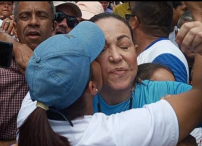 La hipócrita María Corina Machado ahora quiere lavarse las manos con el espectáculo racista y misógino que montaron los Maricorinos ayer en Madrid...Es conocida la repulsión que ella tiene hacia la gente morena y pobre, se limpia la cara cuando la tocan, hay videos de eso.