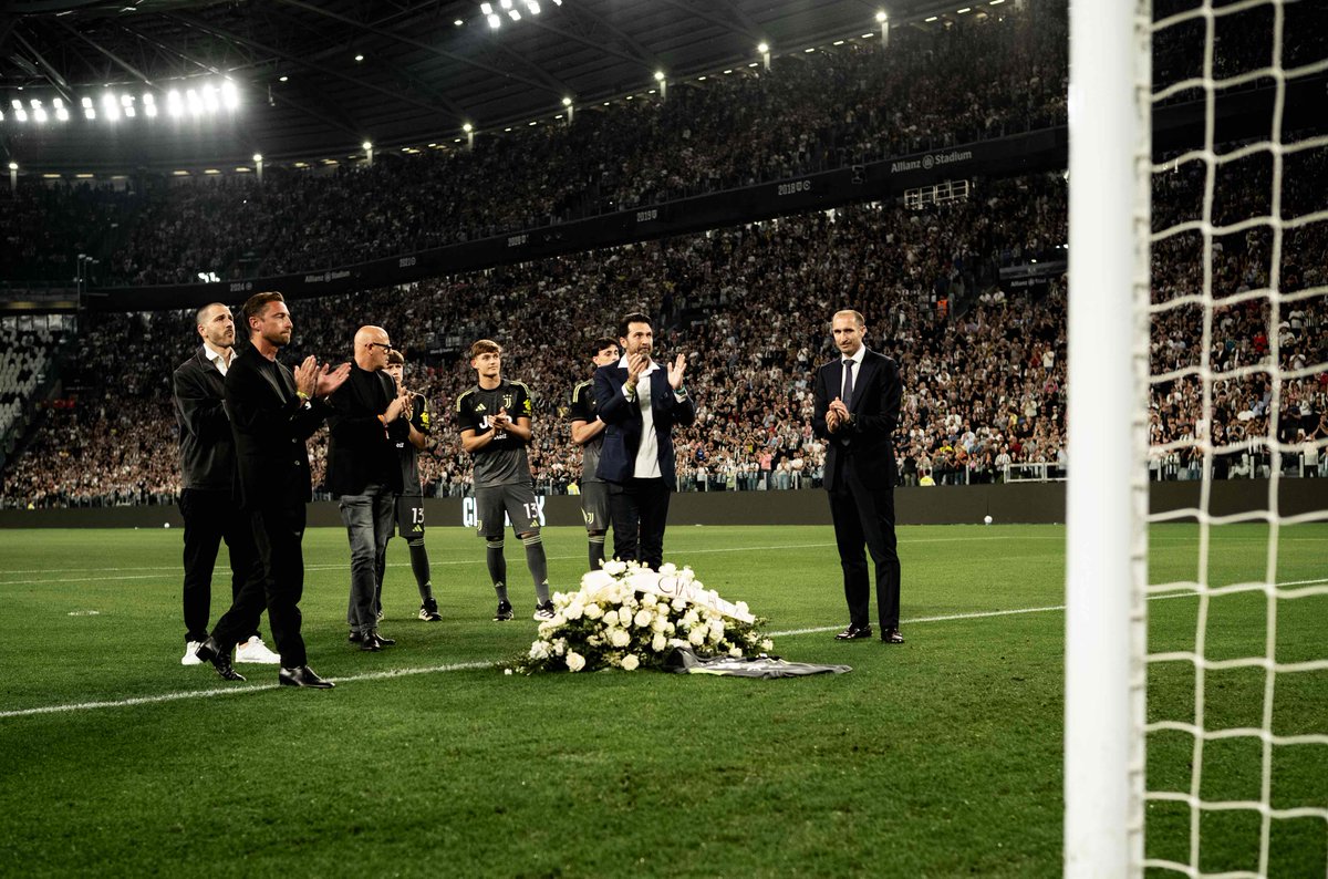 juventusfc's tweet photo. Una serata diversa dalle altre. 🤍🖤 https://t.co/fGsVTUJjvr