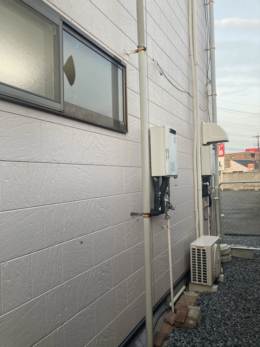 トレジャーボックス伊勢崎店にて、
本日4/20
3時過ぎに被害にあいました。
被害については最小限ですみました。

近隣店様、カードショップ様は警備の再確認をする事を願います。

※写真は犯人では無く現場検証している所です。