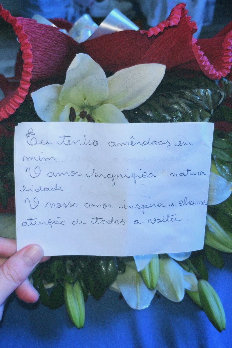gloss VAI VER O BTS tweet media