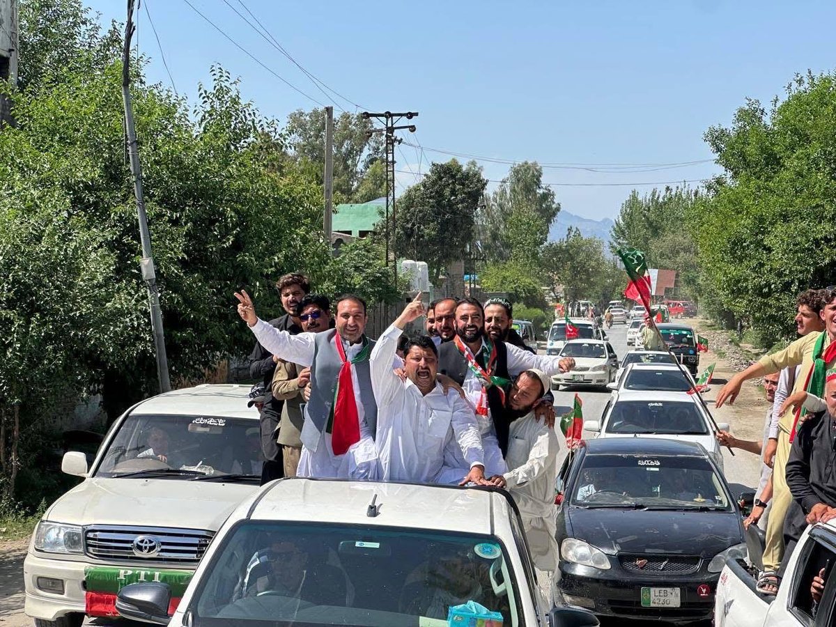 AliAsgharPTI's tweet image. ضلع مہمند:
ممبر قومی اسمبلی ساجد خان مہمند، ایم پی اے ڈاکٹر محمد اسرار صافی، اور ضلعی صدر و ناظم اعلی ملک نوید احمد مہمند کی قیادت میں ضلع مہمند کا قافلہ مردان جلسے کیلئے روانہ۔
#ReleaseImranKhan #PTI #Mohmand