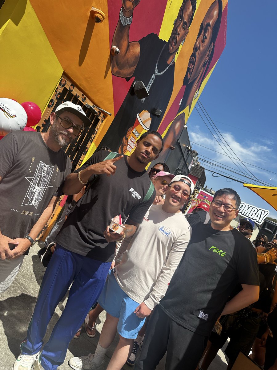 essentialceo's tweet image. Apes pulled up to Venice Beach 🍦🦍

Dr. Bombay’s opens its first-ever storefront !! 
@champmedici @SnoopDogg @realdrbombay 

Cheetah Gang everywhere