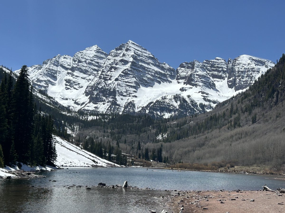 ArizonaKami's tweet photo. Best time to see the Maroon Bells is when the road is still closed and you have to 🚲 or hike to get there. No crowds. https://t.co/eImk895idn
