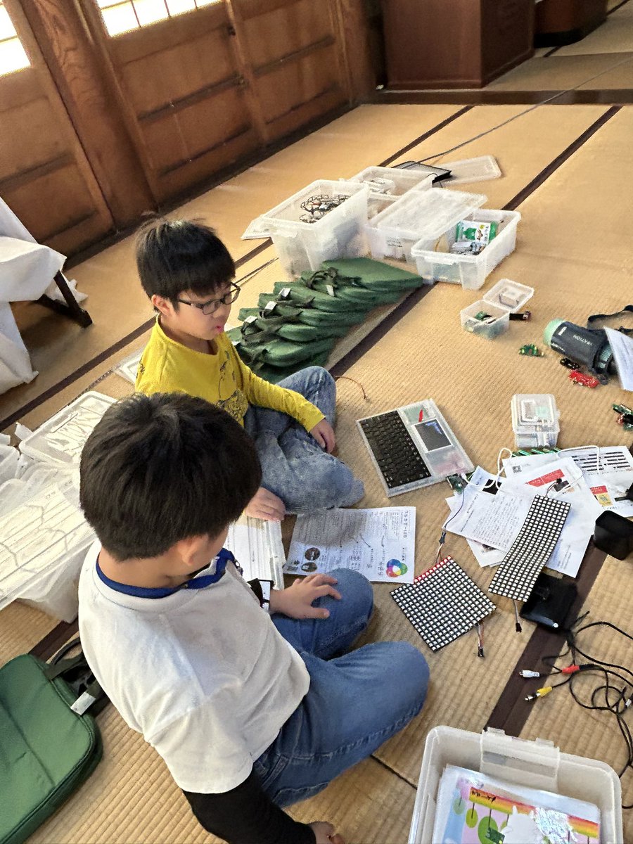 pcntakefu's tweet photo. 粟生寺教室 26.4.18
暖かくなってきたので本堂にて😌
ここが初めての子は雰囲気に圧倒されていました✨
ドローンはどれくらい低空飛行できるのか💡
そんな実験を経て、ミッション立てから攻略まで👍
あるもので企画を考える力も育っているようです
#粟生寺 #IchigoJam #Tello https://t.co/rsU1e3TYwF