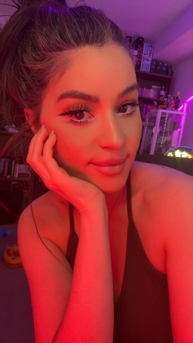 I’m live! Rare Sunday stream! Taking tomorrow off to get my hair did for FFXIV FANFEST! So hyped for this trip! 

Continuing the first playthrough of The Last of Us Part 2! 

twitch.tv/yunalescka