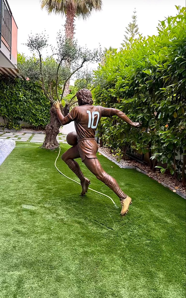 sto morendo Scott si è fatto mettere la statua di Maradona che abbiamo nel tunnel dello stadio direttamente fuori casa sua ahahhaha più napoletano di tutti noi