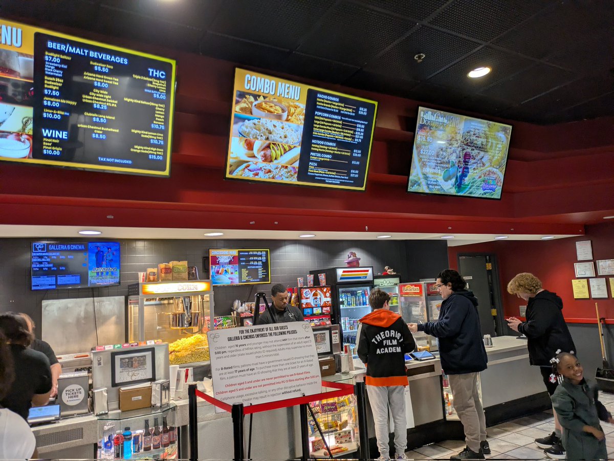kota56thomas's tweet photo. ポップコーン売ってるおっちゃんに英語わからないのに1人で映画を観に来た奴は初めてだよと言われたのがなんとなくわかったからわからないわけではない。 https://t.co/tmdsUfJ9fJ