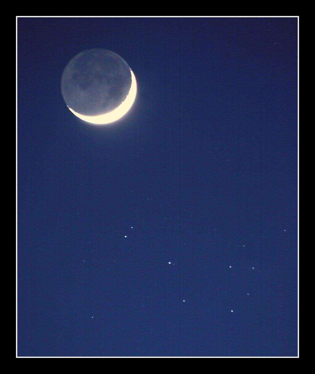 mars_stu's tweet image. The  crescent Moon and Venus shining close together in the evening twilight  in the sky above Kendal, Cumbria earlier tonight, with the Moon very close to the Pleiades star cluster too.