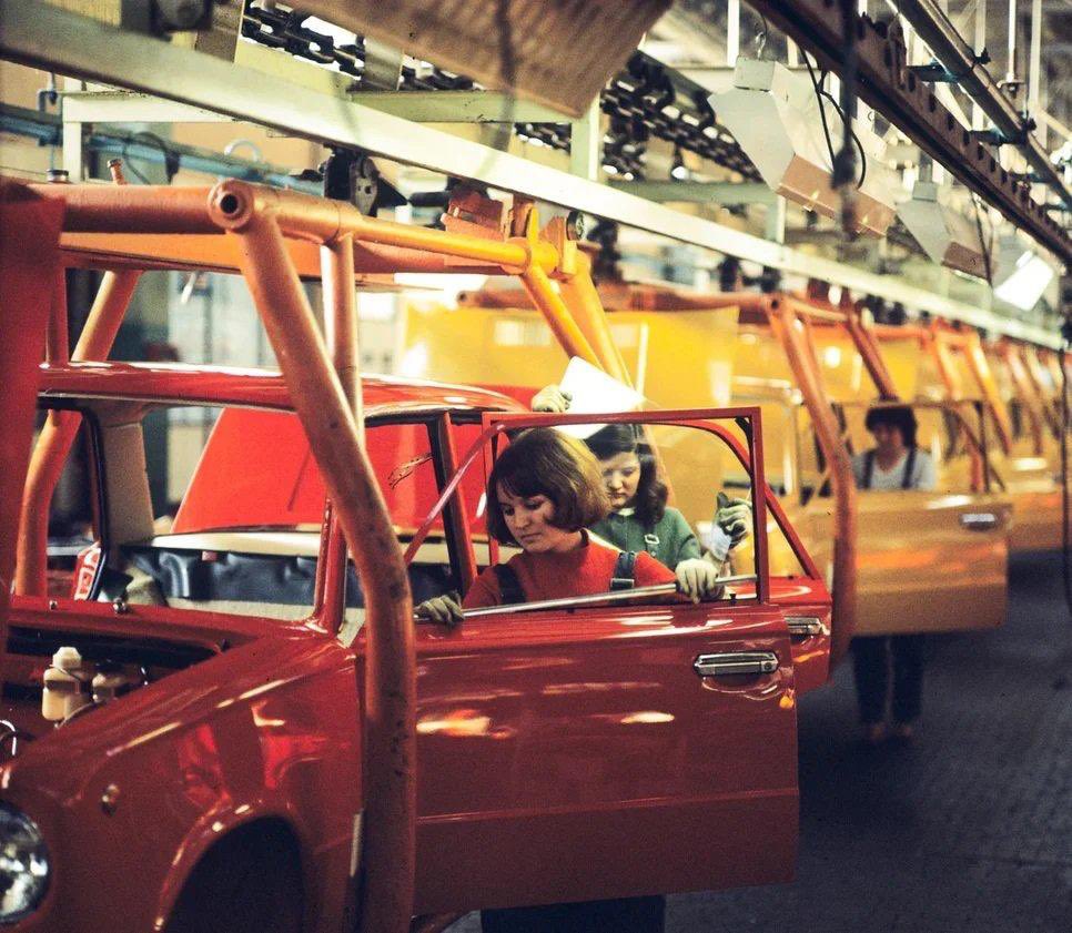Russia's tweet image. 🚗 #OTD in 1970, mass production of the iconic VAZ-2101 aka #kopeyka began

Initially built on @fiat 124 platform, it was for tougher roads and stood on its own, notorious for durability &amp;amp; easy maintenance.

A total of 4.8 million units were produced, many exported 🌍