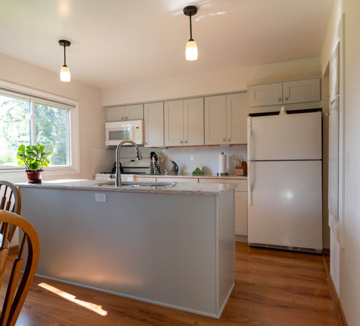 GraniteConstruc's tweet image. A compact kitchen can still deliver big on function and style ✨🍽️
Whether you're updating your layout, cabinetry, or fixtures, our expert team is here to help. Let’s bring your dream kitchen to life!

📞 (517) 482-3133

#KitchenRemodel #HomeImprovement