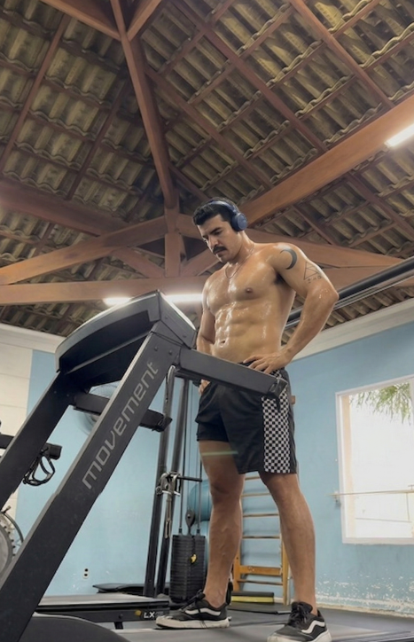 jonasrd_exe's tweet image. The only thing missing from this treadmill view is another pair of hands. Any volunteers? 

#GymTease #MuscleWorship #BodyGoals #NaughtyByNature #GymRat #SweatyMess #Gymguy