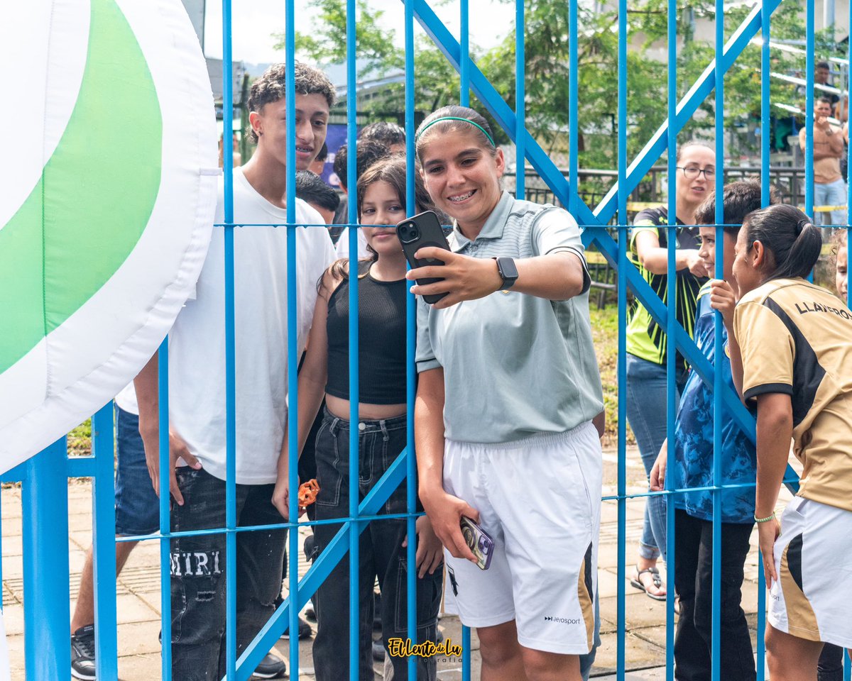ClubLlanerosFC's tweet photo. 🗣️ ¡𝗨𝗻 𝗻𝘂𝗲𝘃𝗼 𝗰𝗮𝗽𝗶́𝘁𝘂𝗹𝗼 𝗰𝗼𝗺𝗶𝗲𝗻𝘇𝗮! 👏🏻 El Estadio La Esperanza fue inaugurado oficialmente y nuestro equipo femenino estuvo presente en lo que ya es su casa.

Agradecemos a @idermeta_ por la invitación y este escenario que impulsa el deporte en nuestra región. https://t.co/7doWzFGXYU