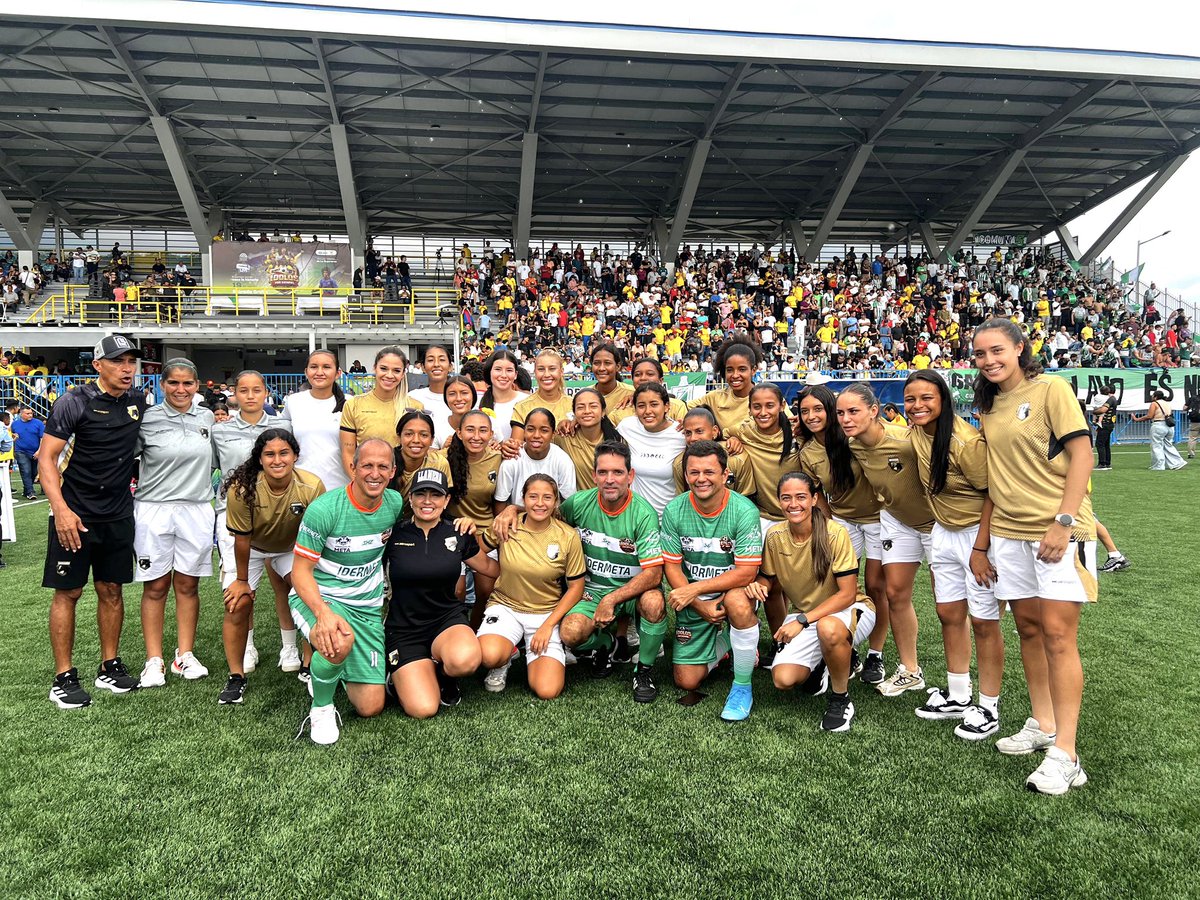 ClubLlanerosFC's tweet photo. 🗣️ ¡𝗨𝗻 𝗻𝘂𝗲𝘃𝗼 𝗰𝗮𝗽𝗶́𝘁𝘂𝗹𝗼 𝗰𝗼𝗺𝗶𝗲𝗻𝘇𝗮! 👏🏻 El Estadio La Esperanza fue inaugurado oficialmente y nuestro equipo femenino estuvo presente en lo que ya es su casa.

Agradecemos a @idermeta_ por la invitación y este escenario que impulsa el deporte en nuestra región. https://t.co/7doWzFGXYU