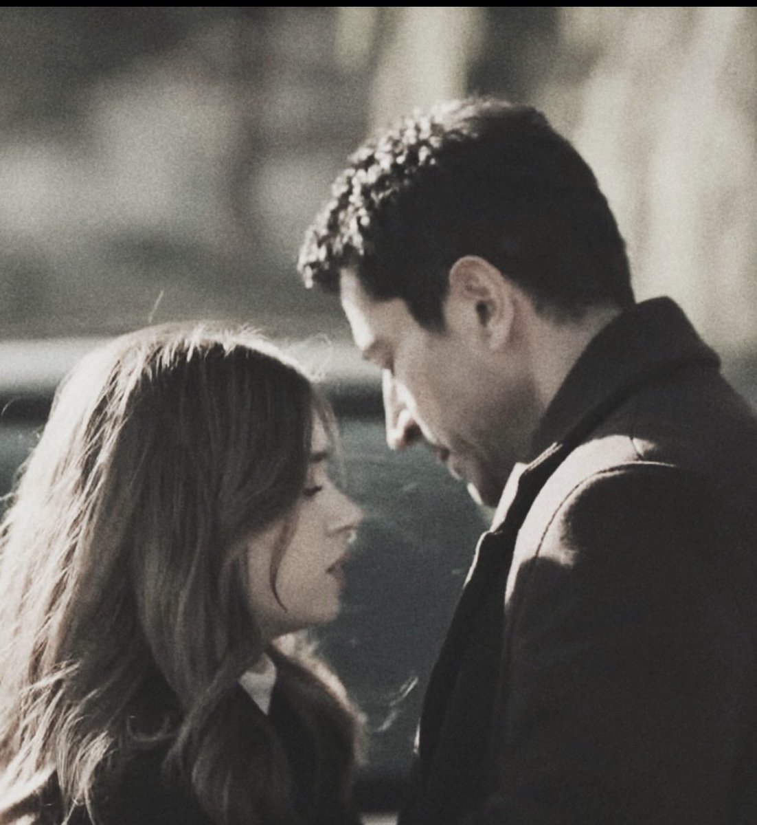 Chimchi66758671's tweet image. قلْ لي.. لماذا اخترتَني؟ 
وأخذتَني بيديكَ من بين الأنامْ 
ومشيتَ بي 
ومشيتَ.. ثمّ تركتَني
كالطفل يبكي في الزِّحامْ
إن كنتَ - يا مِلحَ المدامعِ - بِعتَني
فأقلّ ما يَرِثُ السكوتُ مِنَ الكلامْ
هُوَ أن تؤشّرَ مِن بعيدٍ بالسلامْ
#AfraSaraçoğlu #Abi #Kenanİmirzalıoğlu