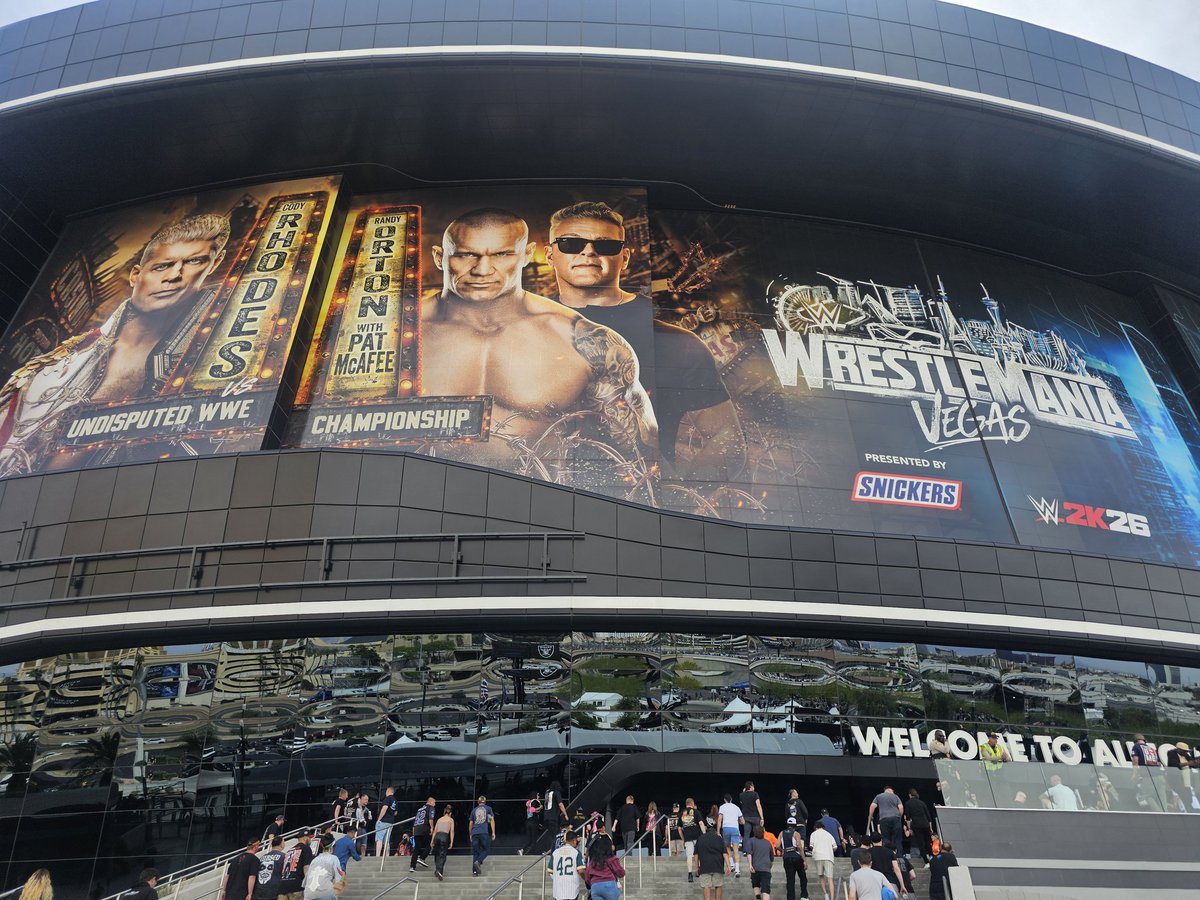 itsallM3youknOH's tweet image. Night two!!! In the building! LFG!!! OOOOBBBBAAAAA!!!!! #ClipperNation #Wrestlemania