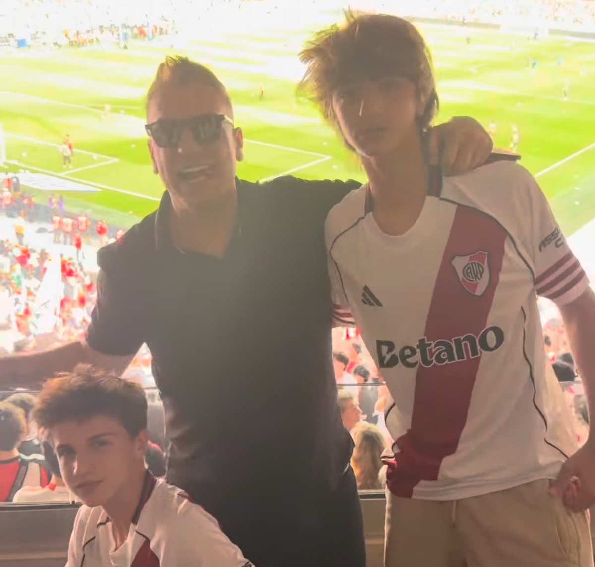 PtcRecargado's tweet image. Wanda Nara y Maxi López ,juntos , en la cancha de River viendo el SuperClasico 
“Mamá Gallina” “Papá Gallina “
💥🔥⚽️